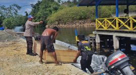 Bhabinkamtibmas Kampung Enggros, Aipda Imron Kurniawan membantu masyarakat membangun jembatan  Kampung Tobati, 10 Januari 2026. (Foto: Polresta Jayapura Kota)