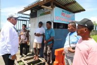 Anggota Komite Eksekutif Papua Bidang Investasi dan Ekonomi, Paulus Waterpauw saat turun ke lapangan. (Foto: KEPP Otsus Papua)