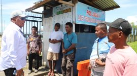 Anggota Komite Eksekutif Papua Bidang Investasi dan Ekonomi, Paulus Waterpauw saat turun ke lapangan. (Foto: KEPP Otsus Papua)