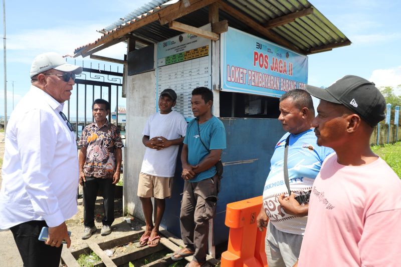 Anggota Komite Eksekutif Papua Bidang Investasi dan Ekonomi, Paulus Waterpauw saat turun ke lapangan. (Foto: KEPP Otsus Papua)