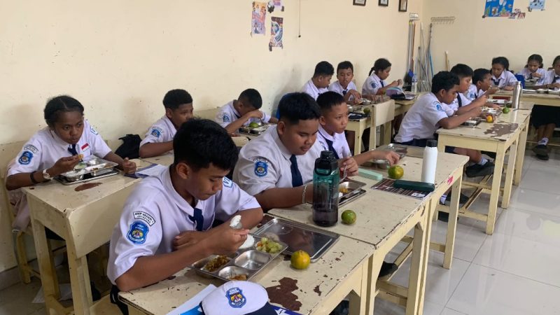 Siswa SMP Negeri 1 Jayapura menikmati menu program Makan Bergizi Gratis dari SPPG Polda Papua. 