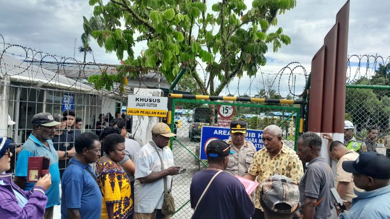 Suasana di salah satu lokasi pemalangan sekolah di wilayah Kabupaten Mimika, Papua Tengah, Rabu 14 Januari 2026.