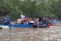 Tim SAR gabungan melakukan evakuasi jasad korban perahu ketinting tenggelam di Kali Asue, Distrik Atsj, Kabupaten Asmat, Papua Selatan.