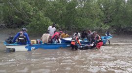 Tim SAR gabungan melakukan evakuasi jasad korban perahu ketinting tenggelam di  Kali Asue, Distrik Atsj, Kabupaten Asmat, Papua Selatan. 