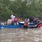 Tim SAR gabungan melakukan evakuasi jasad korban perahu ketinting tenggelam di  Kali Asue, Distrik Atsj, Kabupaten Asmat, Papua Selatan. 