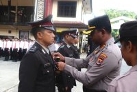 Kapolresta Jayapura Kota, Kombes Pol Fredrickus W. A. Maclarimboen menganugerahi tanda kehormatan kepada 31 personel pada Upacara Hari Kesadaran Nasional, Senin 19 Januari 2026.