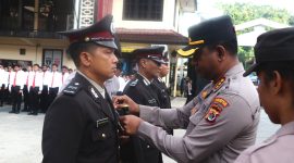 Kapolresta Jayapura Kota, Kombes Pol Fredrickus W. A. Maclarimboen menganugerahi tanda kehormatan kepada 31 personel pada Upacara Hari Kesadaran Nasional, Senin 19 Januari 2026. 