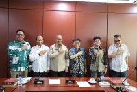 Komite Eksekutif Percepatan Pembangunan Otonomi Khusus Papua pose bersama Deputi Pengembangan Kewilayahan Kementerian PPN/Bappenas, Medrilzam, Senin 19 Januari 2026. (Tim Komite Eksekutif Papua)