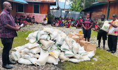 Kadis Daniel Lokbere Pimpin Penyerahan Bantuan Beras dan Minyak Goreng Untuk Masyarakat Nduga di Kabupaten Jayawijaya