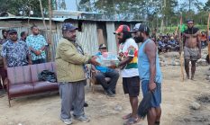 Serahkan Rp 1.2 M, 44 Ekor Babi dan 18 Ton Beras dan Bama. Bupati Aletinus Yigibalom Tegaskan: Bantuan Perdamaian Bukan Denda Kepala
