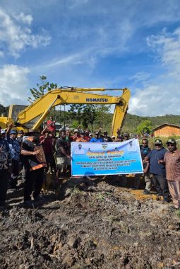 Bupati Lanny Jaya Tinjau Pembukaan Akses Jalan Menuju Sekolah Rakyat dan Koperasi Merah Putih di Gelok Beam