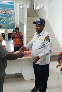 Bupati Yoas Beon Salurkan Dana Otsus untuk Lapangan Terbang Mbua dan Yigi