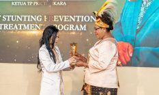 Ketua PKK Tolikara Ny.Elisabet Wandik Terima Indonesia People’s Choice Awards 2026