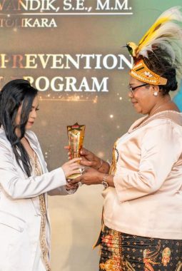 Ketua PKK Tolikara Ny.Elisabet Wandik Terima Indonesia People’s Choice Awards 2026