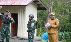 Wakil Bupati Puncak Jaya Resmikan Lapangan Voli Bantuan Satgas Yonif 743/PSY di Distrik Muara