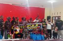 Fans Jerman Jayapura saat berbagi kasih di Panti Jompo Pos 7 Sentani Kabupaten Jayapura, Provinsi Papua, Kamis (25/6)