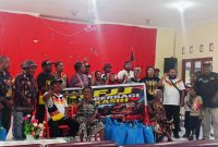 Fans Jerman Jayapura saat berbagi kasih di Panti Jompo Pos 7 Sentani Kabupaten Jayapura, Provinsi Papua, Kamis (25/6)