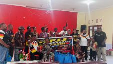 Fans Jerman Jayapura saat berbagi kasih di Panti Jompo Pos 7 Sentani Kabupaten Jayapura, Provinsi Papua, Kamis (25/6)