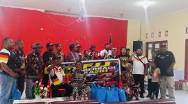 Fans Jerman Jayapura saat berbagi kasih di Panti Jompo Pos 7 Sentani Kabupaten Jayapura, Provinsi Papua, Kamis (25/6)