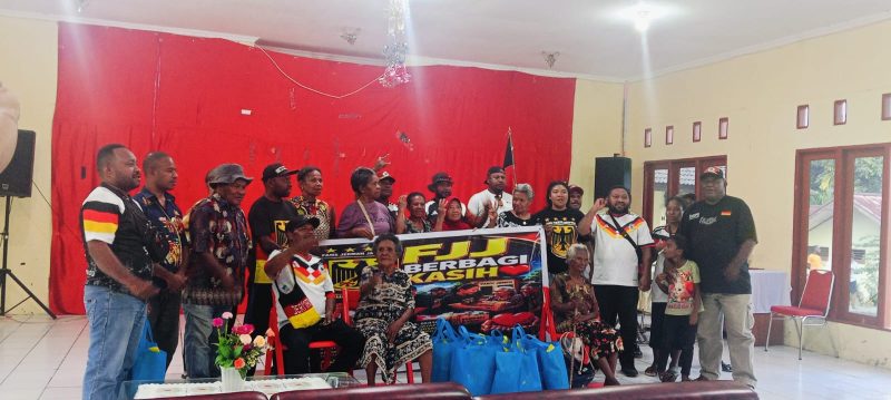 Fans Jerman Jayapura saat berbagi kasih di Panti Jompo Pos 7 Sentani Kabupaten Jayapura, Provinsi Papua, Kamis (25/6)