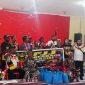 Fans Jerman Jayapura saat berbagi kasih di Panti Jompo Pos 7 Sentani Kabupaten Jayapura, Provinsi Papua, Kamis (25/6)