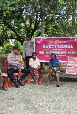 Polsek Makimi Salurkan 20 Paket Sembako untuk Warga Kurang Mampu