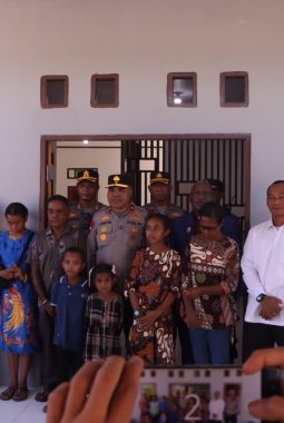 Bedah Rumah Polres Nabire Ubah Gubuk Reyot Jadi Hunian Impian, Tangis Haru Iringi Peresmian oleh Kapolda Papua Tengah