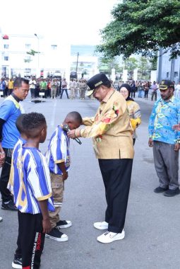 Gubernur John Tabo Lepas Tim SSB YPK Betlehem ke Piala Presiden U-12