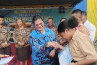 Pengawas Sekolah untuk SMA Negeri 4 Jayapura adalah Dr. Kresensia Lesomar, M.Pd., saat menyerahkan piagam kepada dua siswa/siswi baru SMAN 4 Jayapura, pada acara penutupan kegiatan MPLS Murid Baru SMAN 4 di halaman SMAN 4 Jayapura, Jumat (10/7)