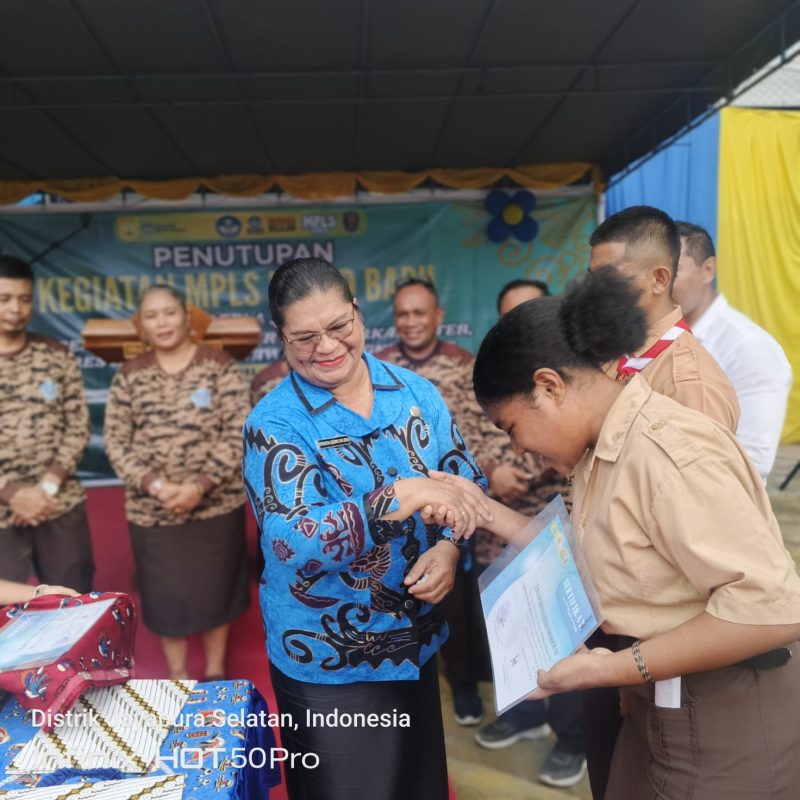 Pengawas Sekolah untuk SMA Negeri 4 Jayapura adalah Dr. Kresensia Lesomar, M.Pd., saat menyerahkan piagam kepada dua siswa/siswi baru SMAN 4 Jayapura, pada acara penutupan kegiatan MPLS Murid Baru SMAN 4 di halaman SMAN 4 Jayapura, Jumat (10/7)