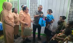 Pj Sekda Yapen Pimpin Gerakan Orang Tua Asuh Cegah Stunting, Bantuan Gizi Disalurkan di Ambai