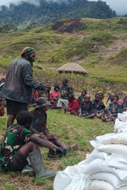 Distrik Yigi, Dal, Mbua, dan Mbulmu Yalma Terima Bantuan Beras dari Pemkab Nduga