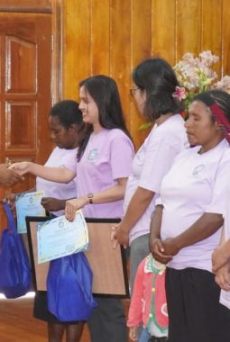 Guru Sekolah Minggu Tujuh Denominasi Terima Sertifikat Pelatihan