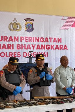 Dogiyai Tegas! Polisi Sita Senpi Rakitan dan 120 Botol Miras