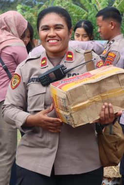 HUT Polwan ke-78: Polwan Polres Jayawijaya Gelar Bakti Sosial di Pasar Potikelek
