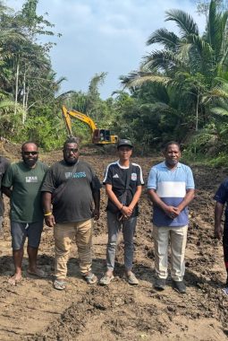 Bupati Nduga Yoas Beon Tinjau Ruas Jalan Kenyam–Krepkuri–Mumugu Sepanjang 23 Km, Dorong Perhatian Pemerintah Pusat untuk Perbaikan Infrastruktur Strategis