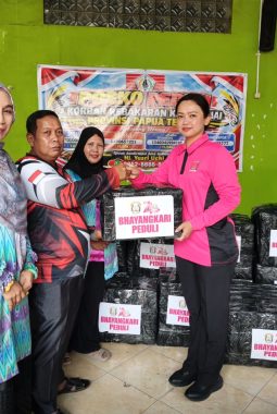 Bhayangkari Papua Tengah Salurkan 24 Koli Bantuan untuk Korban Kebakaran Paniai