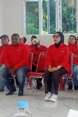 BTM Kukuhkan PAC PDI Perjuangan Jayapura, Ingatkan SK Adalah Mandat untuk Bekerja dan Melayani Rakyat