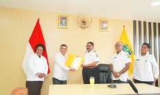 Gubernur John Tabo Terima Sertifikat KIPP Gunung Susu Dari BPN Jayawijaya