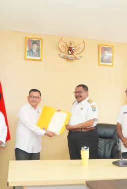 Gubernur John Tabo Terima Sertifikat KIPP Gunung Susu Dari BPN Jayawijaya