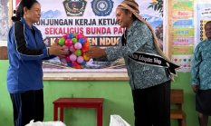 Bunda PAUD Nduga Replina K. Beon Kunjungi TK Giliad Kenyam, Serahkan Alat Bantu Belajar dan Makanan Bergizi untuk Anak Usia Dini