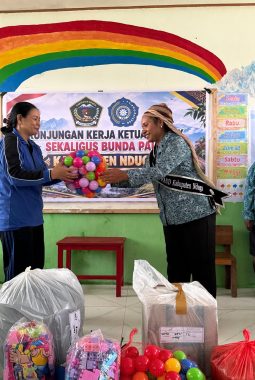 Bunda PAUD Nduga Replina K. Beon Kunjungi TK Giliad Kenyam, Serahkan Alat Bantu Belajar dan Makanan Bergizi untuk Anak Usia Dini