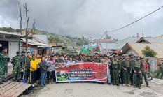 Momentum HUT ke-81 TNI di Intan Jaya Diwarnai Aksi Nyata, TNI-Polri Bersama Tenaga Medis Turun ke Jalan Membersihkan Sampah