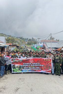 Momentum HUT ke-81 TNI di Intan Jaya Diwarnai Aksi Nyata, TNI-Polri Bersama Tenaga Medis Turun ke Jalan Membersihkan Sampah