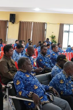 Pemkab Puncak Jaya Gelar Rapat Besar, Bupati Yuni Wonda Tegaskan Pentingnya Pemutakhiran Data Honorer dan CPNS Formasi 2024