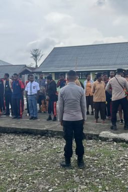 Polres Nduga Latih Pelajar SMK Kenyam dengan PBB, Tanamkan Disiplin dan Tanggung Jawab Sejak Dini