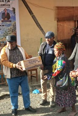 Pemkab Puncak Jaya Salurkan Bantuan Dana Otsus kepada 27 Pelaku Usaha OAP di Distrik Ilu, Dorong Kemandirian dan Penguatan Ekonomi Lokal