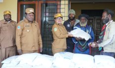 Pemkab Puncak Jaya Serahkan 1 Ton Beras, Minyak Goreng, dan Dana Rp50 Juta untuk Masyarakat Kwiyawagi Terdampak Kekeringa