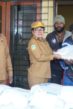 Pemkab Puncak Jaya Serahkan 1 Ton Beras, Minyak Goreng, dan Dana Rp50 Juta untuk Masyarakat Kwiyawagi Terdampak Kekeringa
