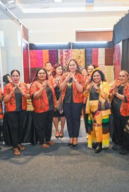 Ketua Dekranasda Papua Pegunungan Ny. Anggieta B. Tabo Dorong Perajin Terus Berinovasi, Produk Lokal Harus Mampu Bersaing di Pasar Nasional dan Internasional